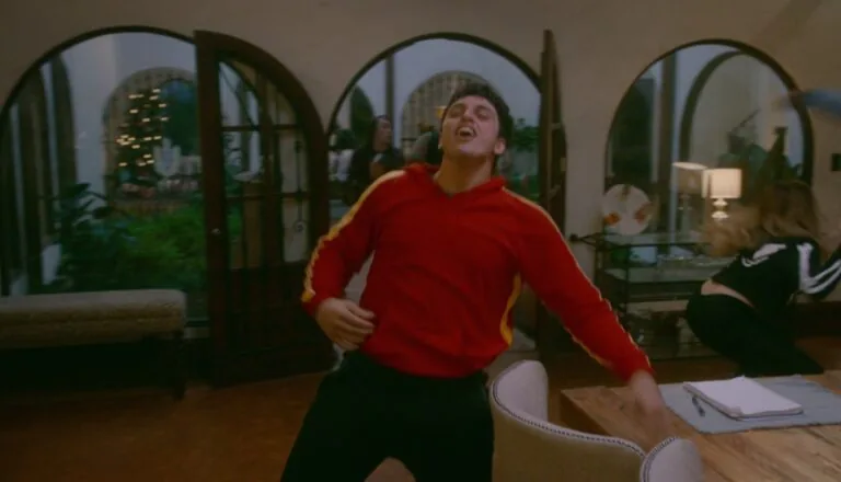 Момент из 10 серии 3 сезона