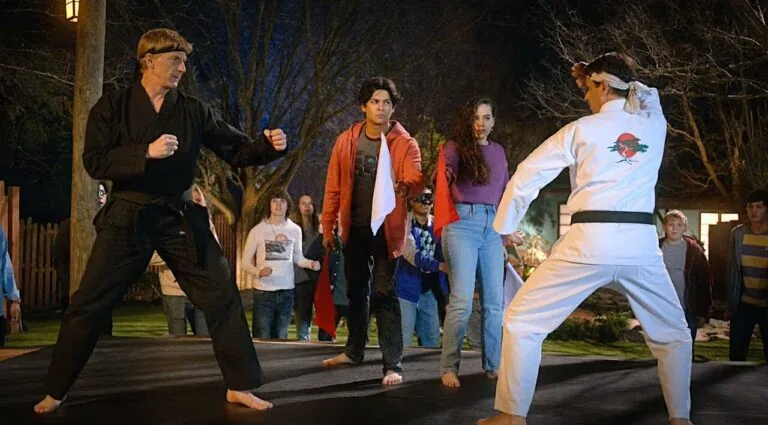 Момент из трейлера сериала Кобра Кай